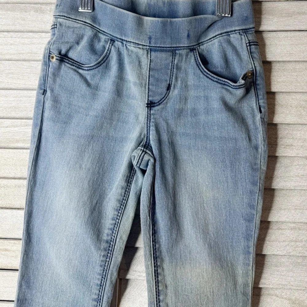 Light Blue Jeans. Gymboree Jeggins. Size 5t. Light wash throughout. Great cond.